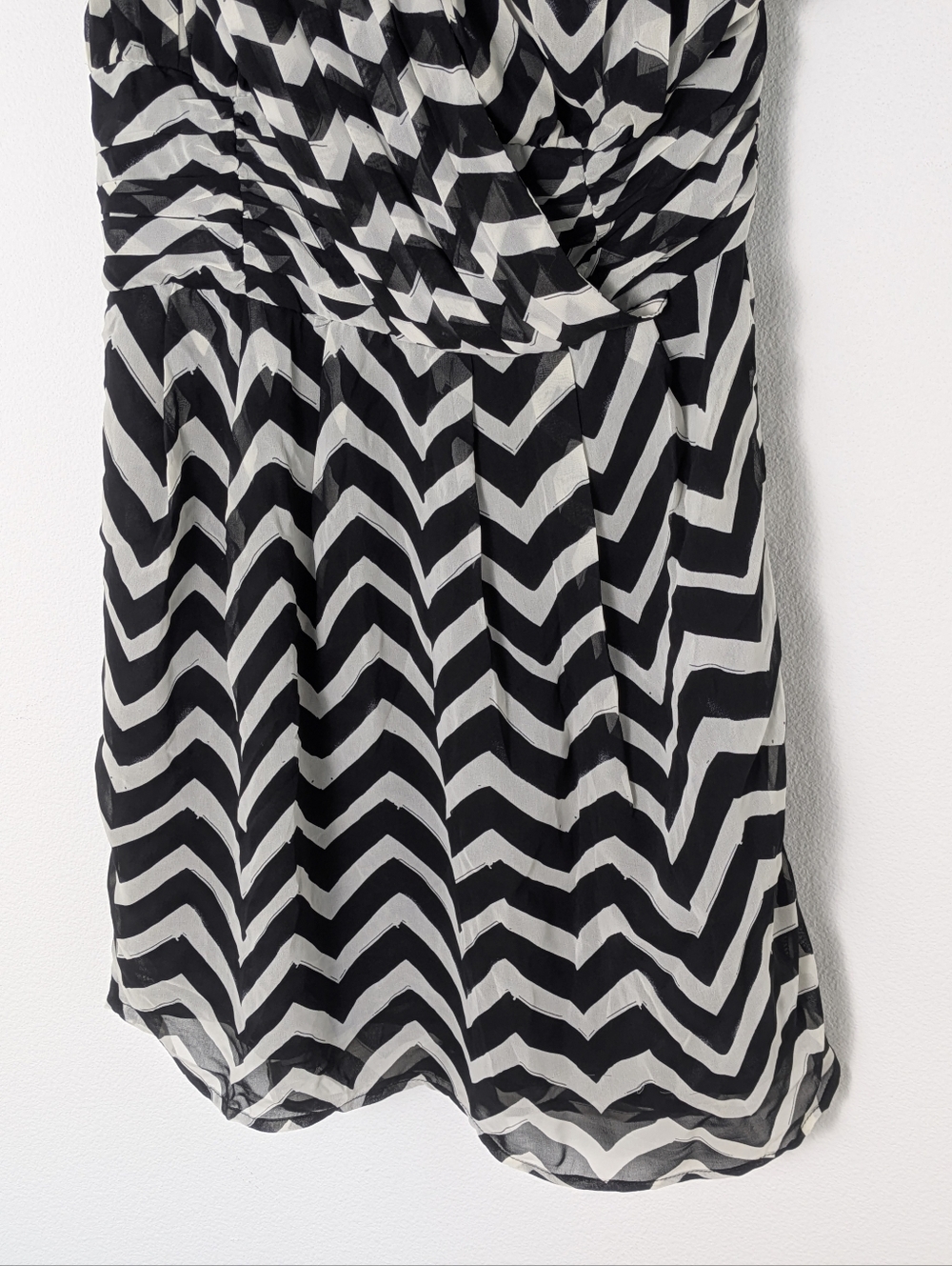 H&M CHEVRON STRIPE ONE-SHOULDER PLEATED Mini Dress New SZ 8 Built-in Bra New - Picture 3 of 12